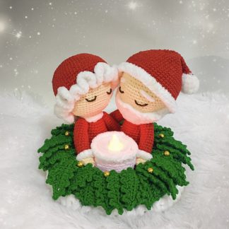 Mr & Mrs Claus Christmas Wreath - crochetpattern by Sofie Versluys - Craftygenesindonesia